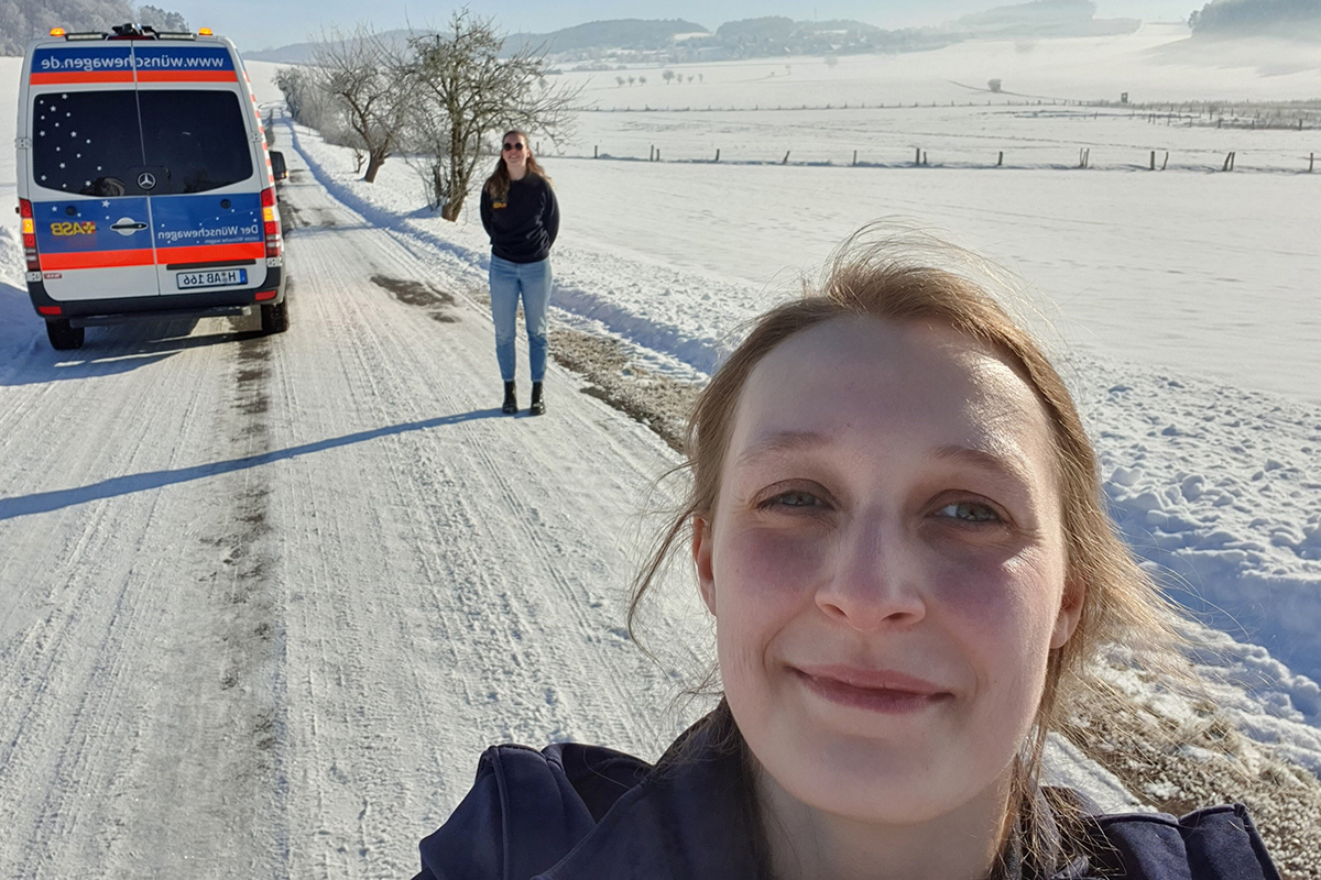 Fahrt des Wünschwagen Niedersachsen im Februar 2021. Hannah Frasch und Jella Misera bei der Abfahrt. Heinrich* schließt seinen Papa ein letztes Mal in die Arme.