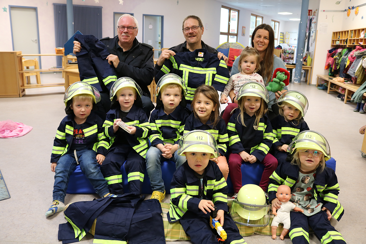 Kita-Kids haben jetzt Feuerwehrkleidung