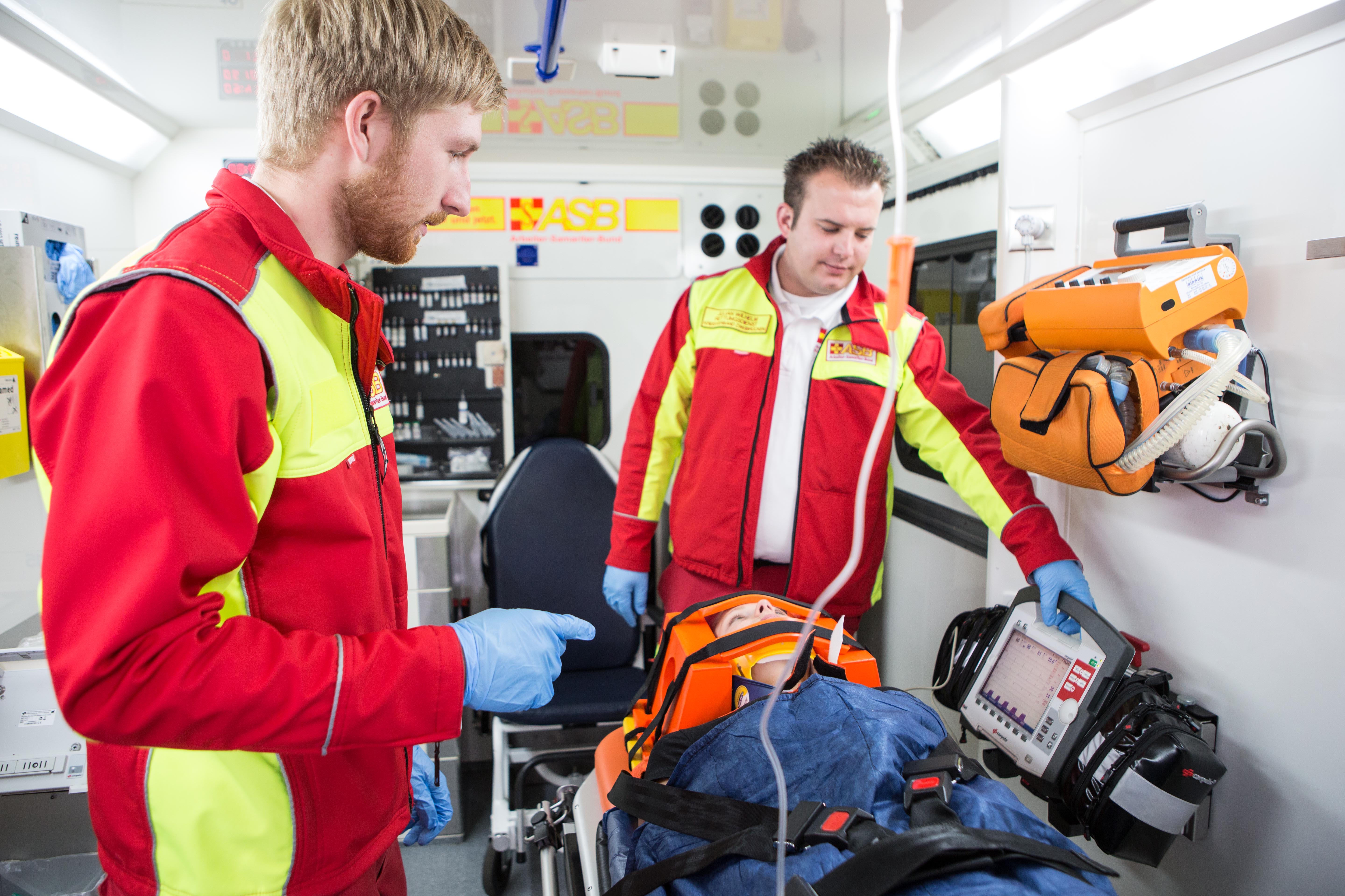 Der Notfallsanitäter ist ein neuer, attraktiver Beruf für Menschen, die anderen gerne helfen, Interesse an Notfallmedizin haben und Teamplayer sind. 