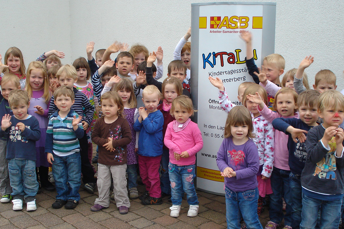KitaLu - ASB-Kindertagesstätte Lutterberg, Kinder am Eingangsschild
