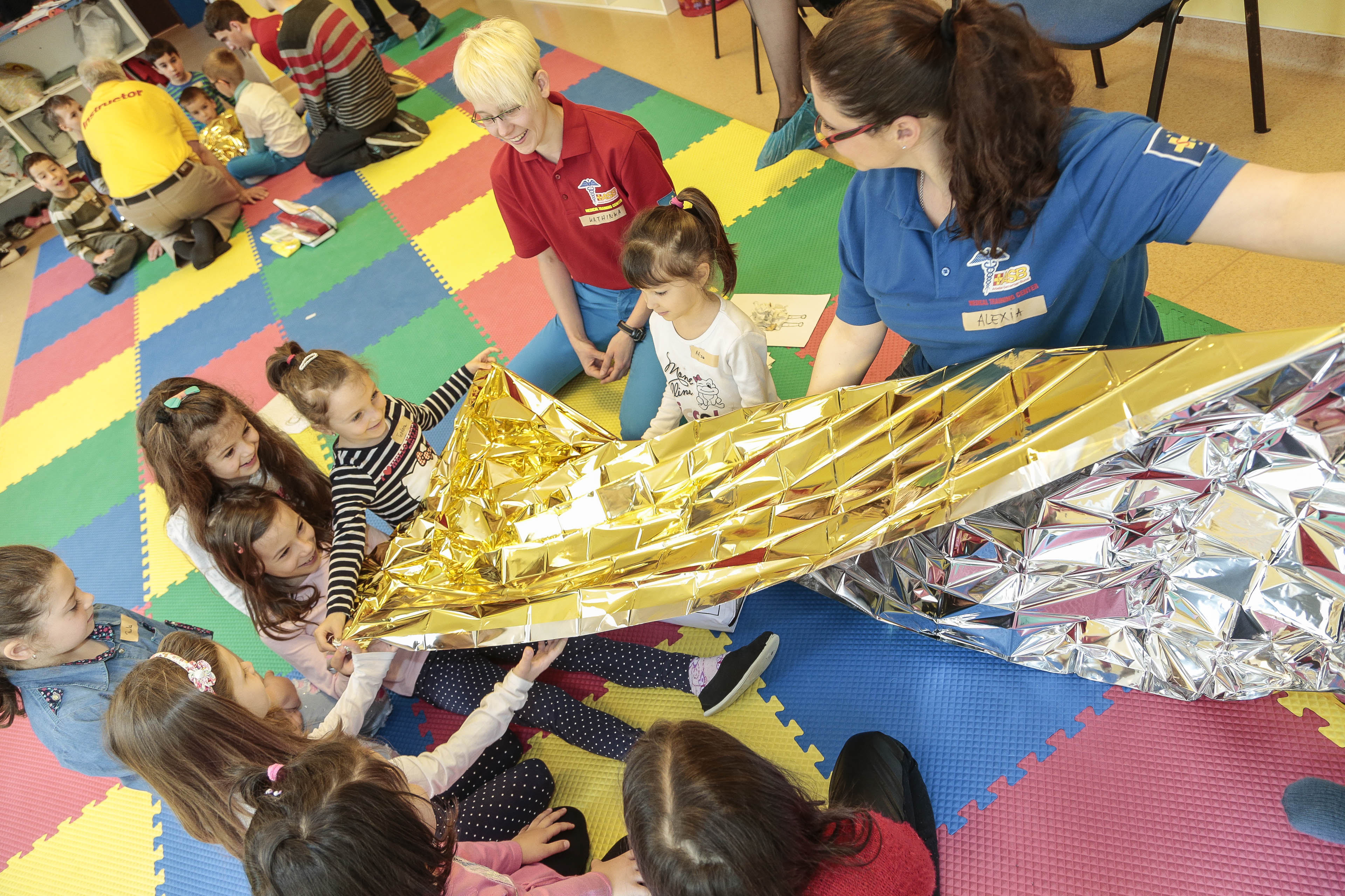 EH-Kurs des ASB Bad Windsheim in rumaenischer Kita, Erste Hilfe, Kinder lernen Erste Hilfe, ASB