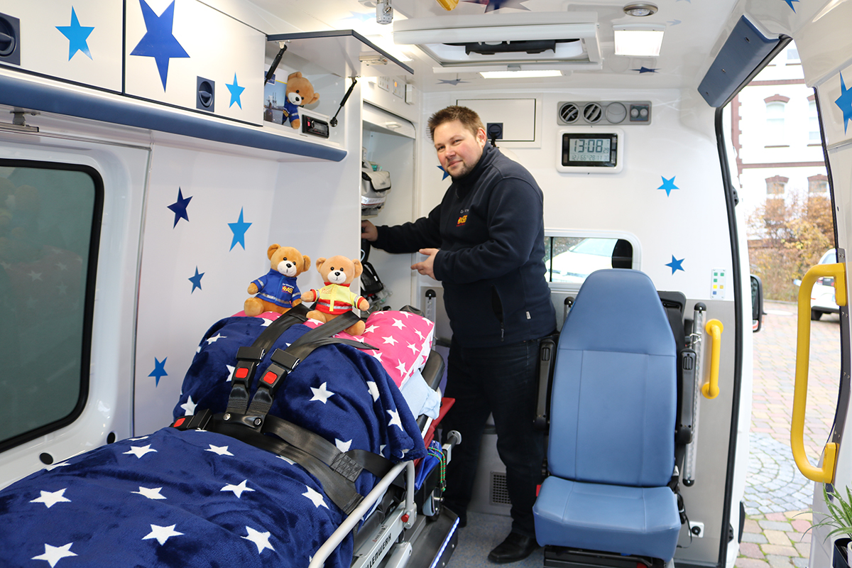 Blick ins Innere: Projekt-Koordinator Marc-Oliver Berndt präsentierte die medizinische Ausstattung des niedersächsischen ASB-Wünschewagens.