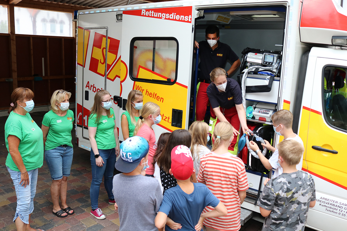 Rettungswagen besichtigt: Die ASB-Rettungskräfte Lena Busemann und Pascal Braun zeigen den Aktionstag-Teilnehmern und dem Team der ASJ Hann. Münden das Beatmungsgerät.