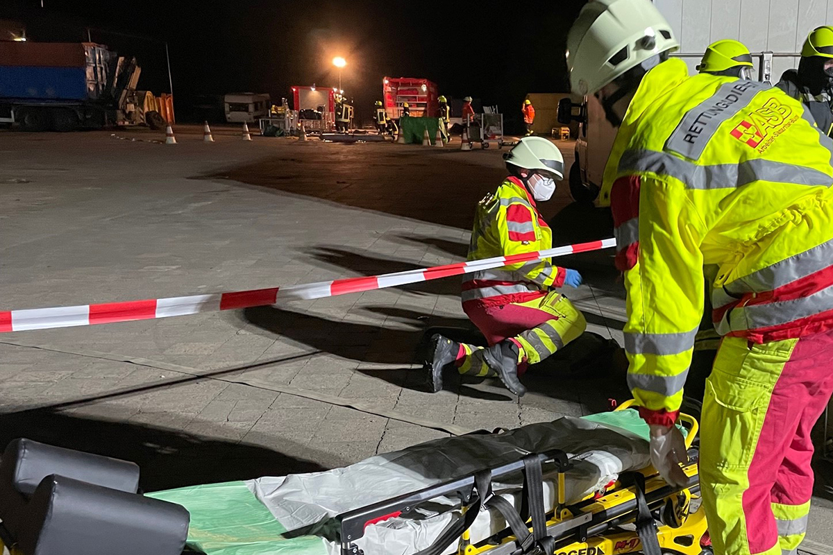 Gemeinsam den Gefahrgut-Einsatz geprobt