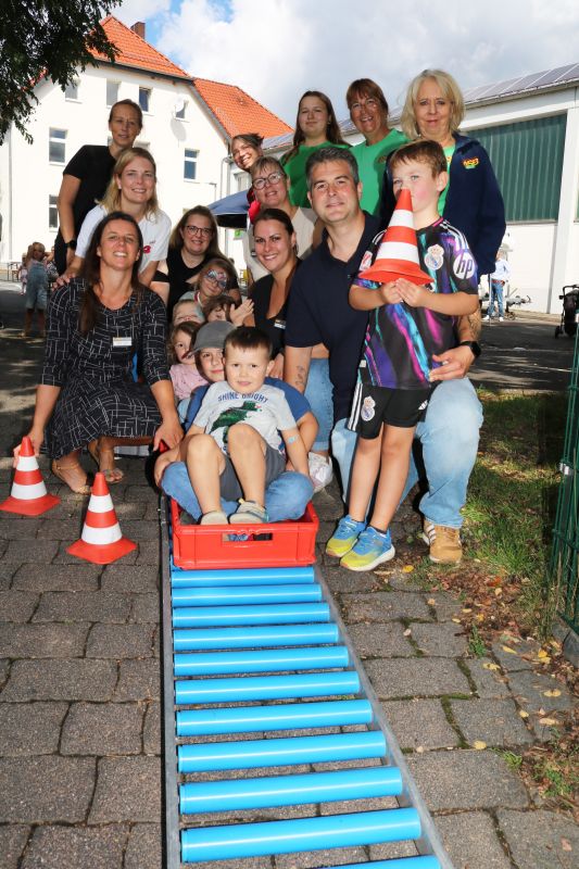 ASB_Kita_Lutterberg_25_Jahre_IMG_9161_x_C5.jpg Fröhliche Kinder auf der Rollenrutsche hinab zur Kita: Der ASB feierte mit Kindern, Eltern, Besuchern, dem Elternbeirat, pädagogischen Fachkräften, der Samariter-Jugend sowie vielen mehr die 25 Jahre ASB-Kita Lutterberg.