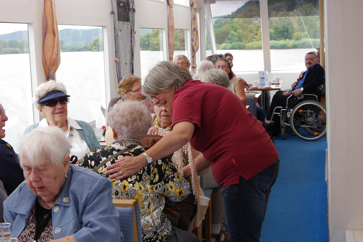 Gemütlich: Die Gäste der ASB-Tagespflege Lutterberg und ihre Begleiter ließen es sich an Bord der Werranixe gut gehen. 