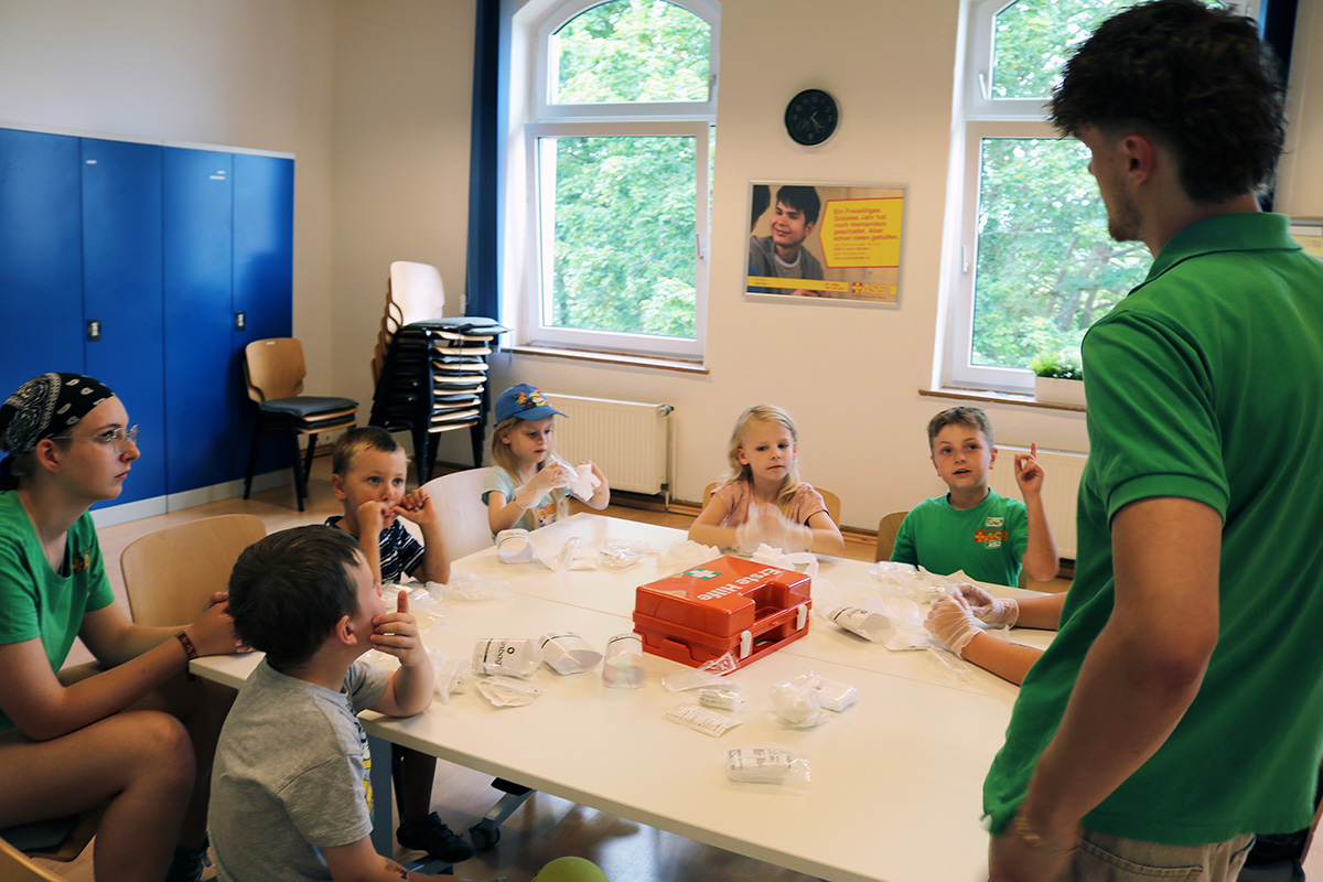 Kinder legen Verbände an