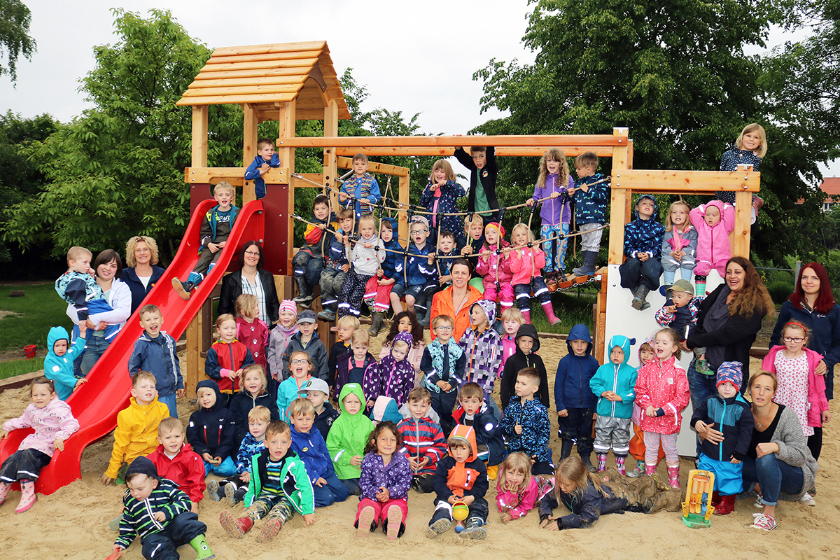 Kinder erkunden Klettergerüst