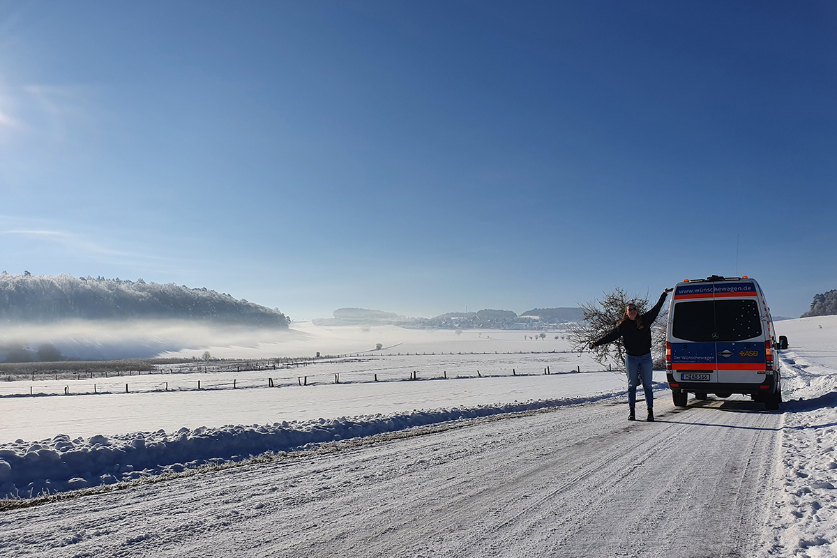 Fahrt des Wünschwagen Niedersachsen im Februar 2021. Hannah Frasch und Jella Misera bei der Abfahrt. Heinrich* schließt seinen Papa ein letztes Mal in die Arme.