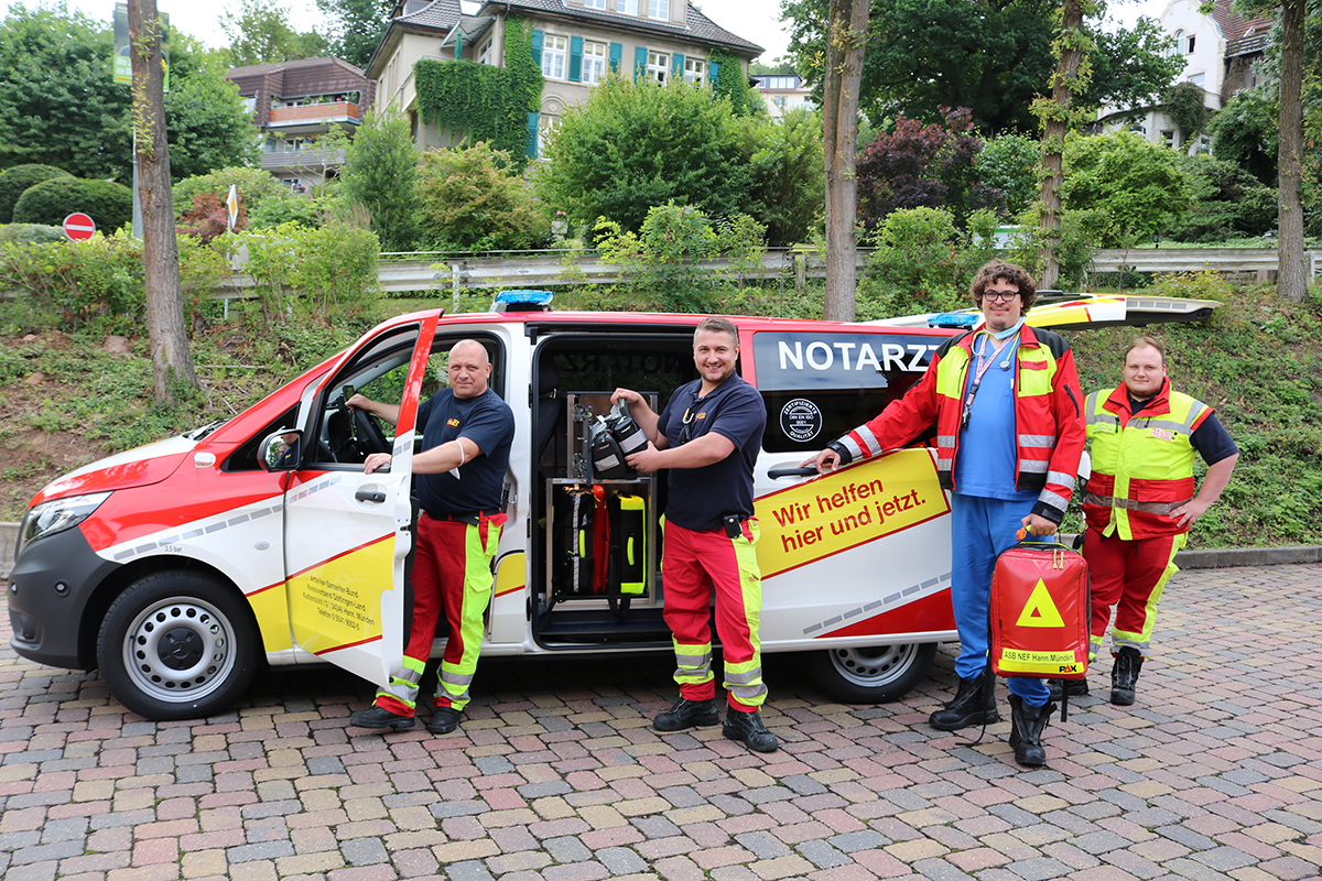 Neues Notarztfahrzeug in ASB-Farben