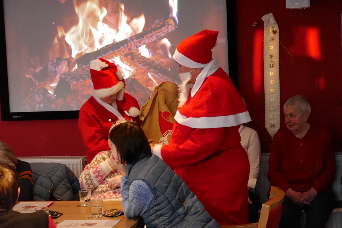 Weihnachtsmann und Helfer zu Besuch 