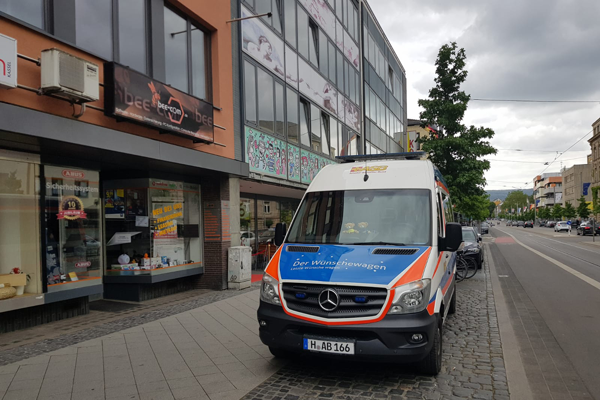 Frau Becker hält sich noch einmal den Bauch vor Lachen