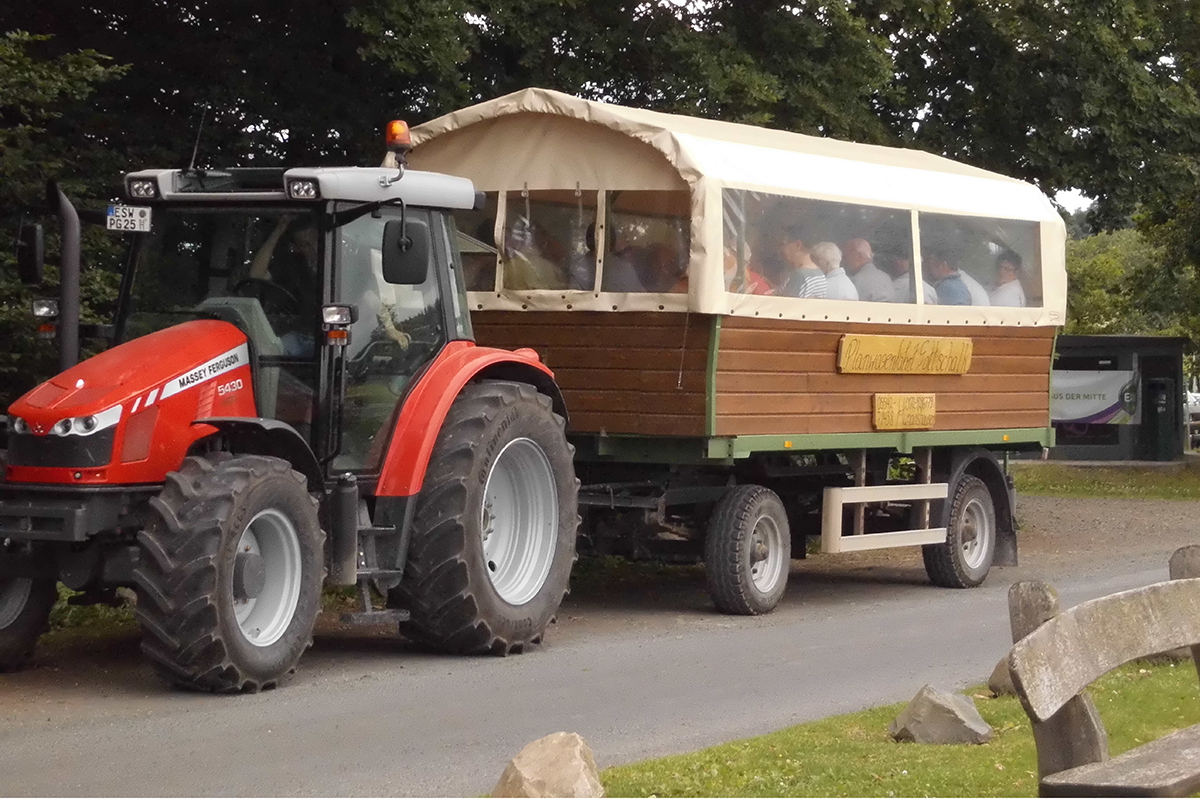 Startklar: Der Planwagen mit den Teilnehmern des Ausflugs der ASB-Tagespflege Dransfeld vor der Abfahrt in Nieste. 