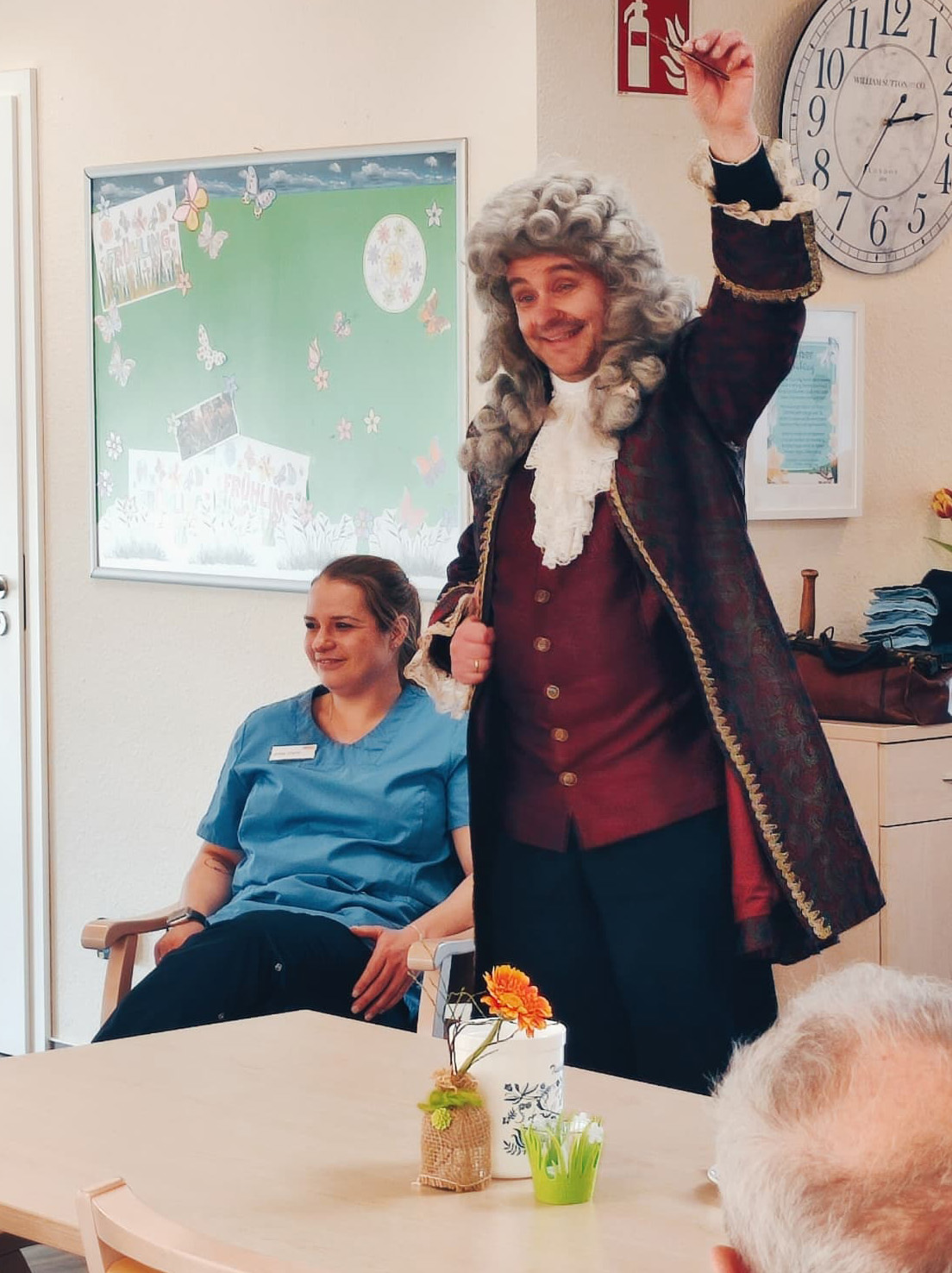 Lustige Operation: Der berühmte Doktor Eisenbart zog Pflegedienstleitung Julia Gans unter viel Gelächter der Zuschauer einen Zahn in der ASB-Tagespflege Hann. Münden. Fotos: ASB Göttingen-Land