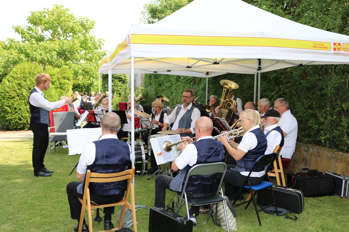 IMG_8819_C5.jpg Stimmungsvolles Sommerfest der ASB-Tagespflege Dransfeld 2026: Der Sitztanz der ASB-Tagespflegegäste lud bei schwungvoller Musik zum Mitmachen ein.