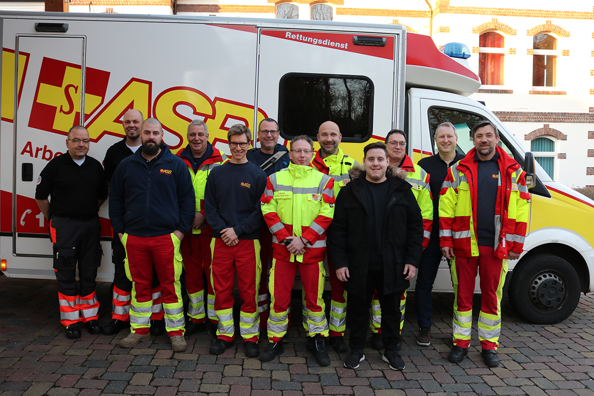 Die Dozenten (1. und 2. von links) und die Teilnehmer der ersten, jährlichen Rettungsdienst- und Krankentransport-Fortbildung beim ASB-Kreisverband Göttingen-Land in Hann. Münden. 