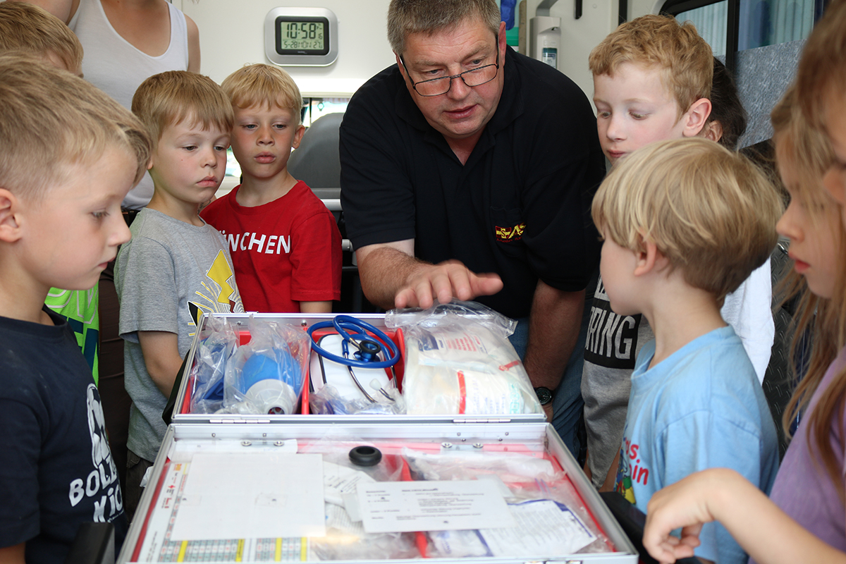 Interessante Einblicke für die zukünftigen Schulkinder aus der Kita Lutterberg: Dieter Stein, Leiter der ASB-Rettungswache Uschlag, zeigt ihnen den Kinderkoffer.