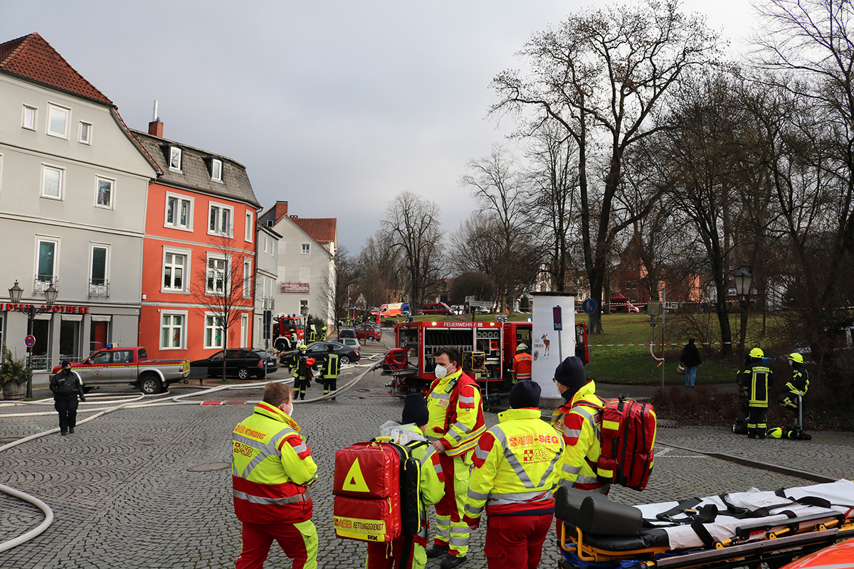 Großbrand in der Altstadt von Hann. Münden am 23. Januar 2021. Rettungskräfte von ASB und SEG waren mit weiteren Einsatzkräften vor Ort.
