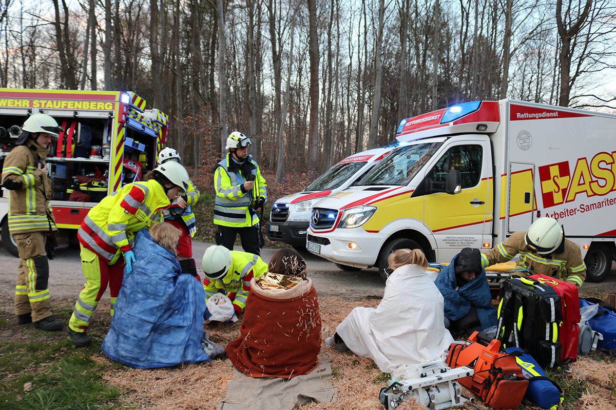 Katastrophenschutzübung im Wald: Die zahlreichen Einsatzkräfte versorgten die von Mimen gespielten Verletzten. Foto: ASB / Antje Schumacher