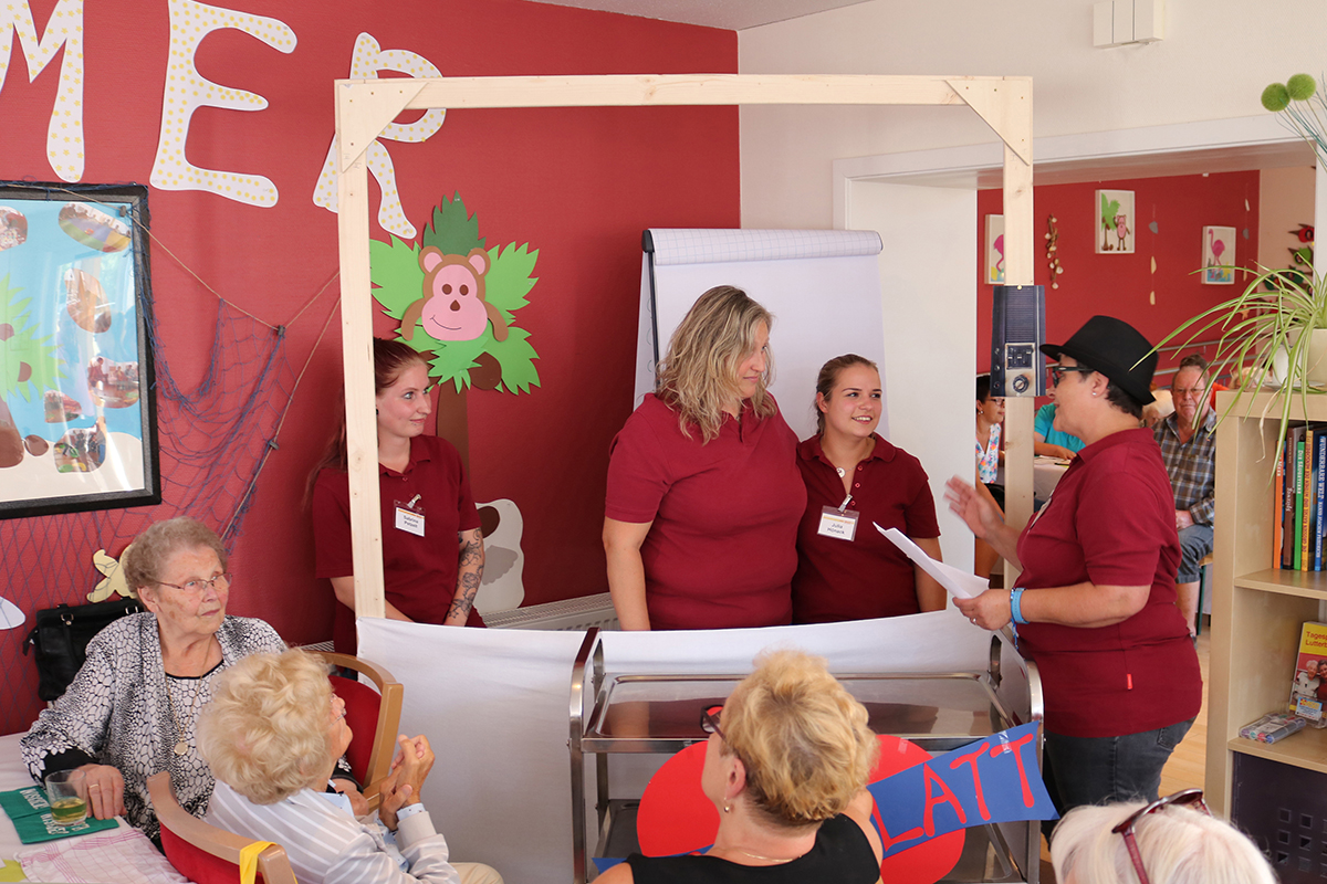 ASB_TPL_Sommerfest_2018_Quiz_IMG_1252_be_be_c5.jpg Blick in den Fernseher: Das Pflegeteam der ASB-Tagespflege Lutterberg spielte alte Fernsehshows nach, die das Publikum erfreuten.