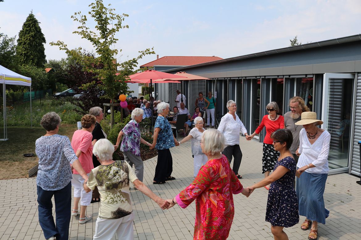 Gemeinsamer Auftritt: Die Seniorentanzgruppen aus Bovenden und Lenglern zeigten ihr Können beim Sommerfest der ASB-Tagespflege Dransfeld.